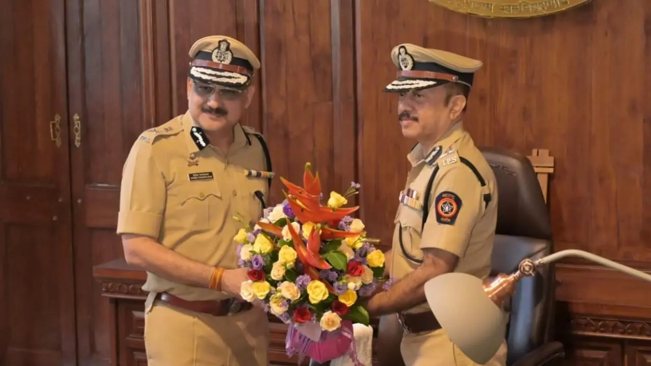 Deven Bharti being welcomed with a bouquet in the Commissioner's office as he assumes charge.